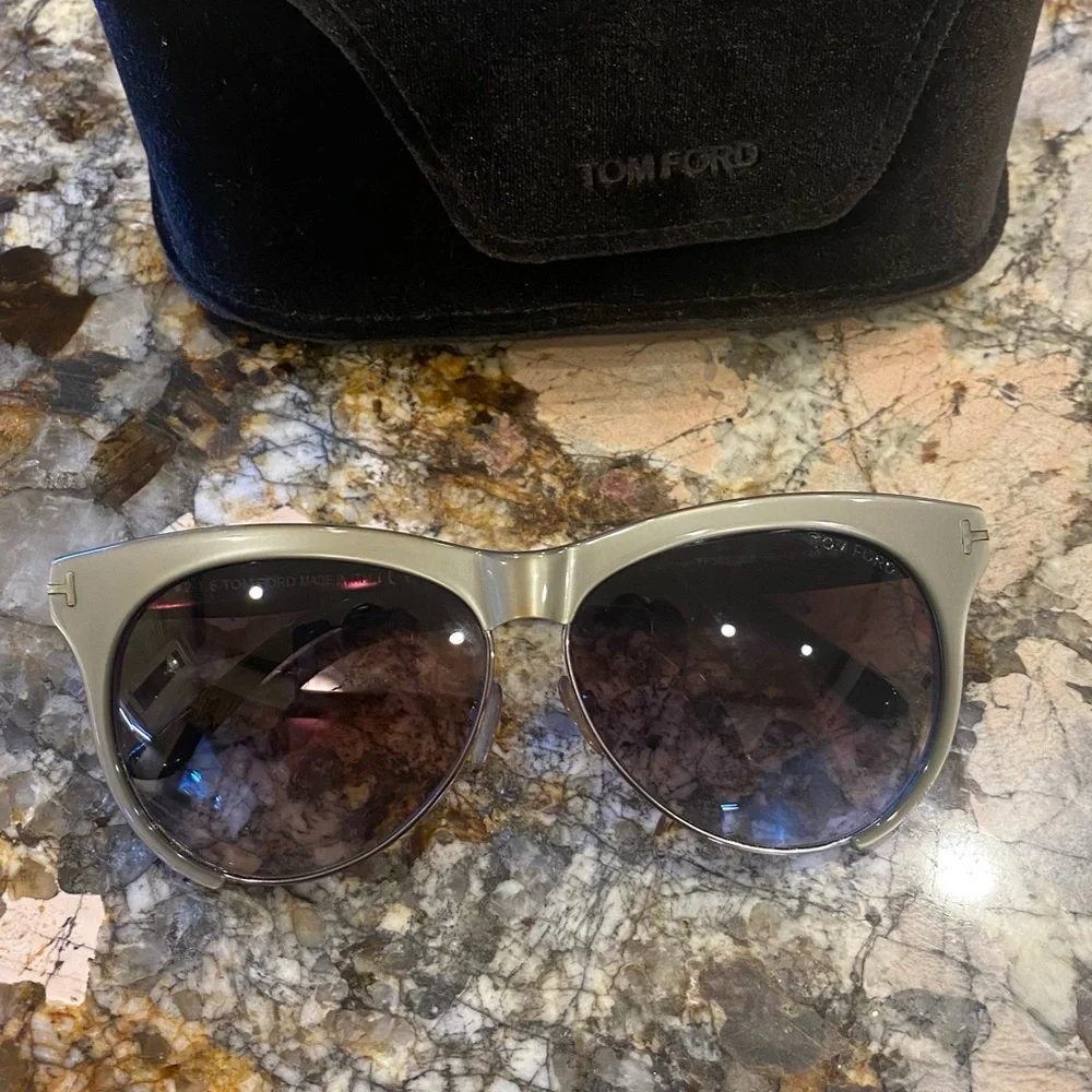 Tom Ford Women's Sunglasses TF365
Leona Cat Eye Grey Silver Lens Brown gradient - Picture 3 of 11